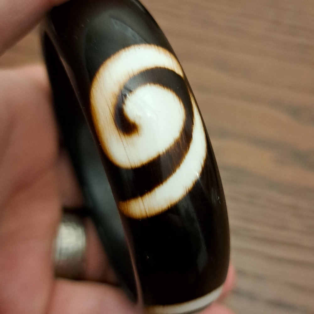 Boho resin bangle bracelet brown swirls - Picture 2 of 3